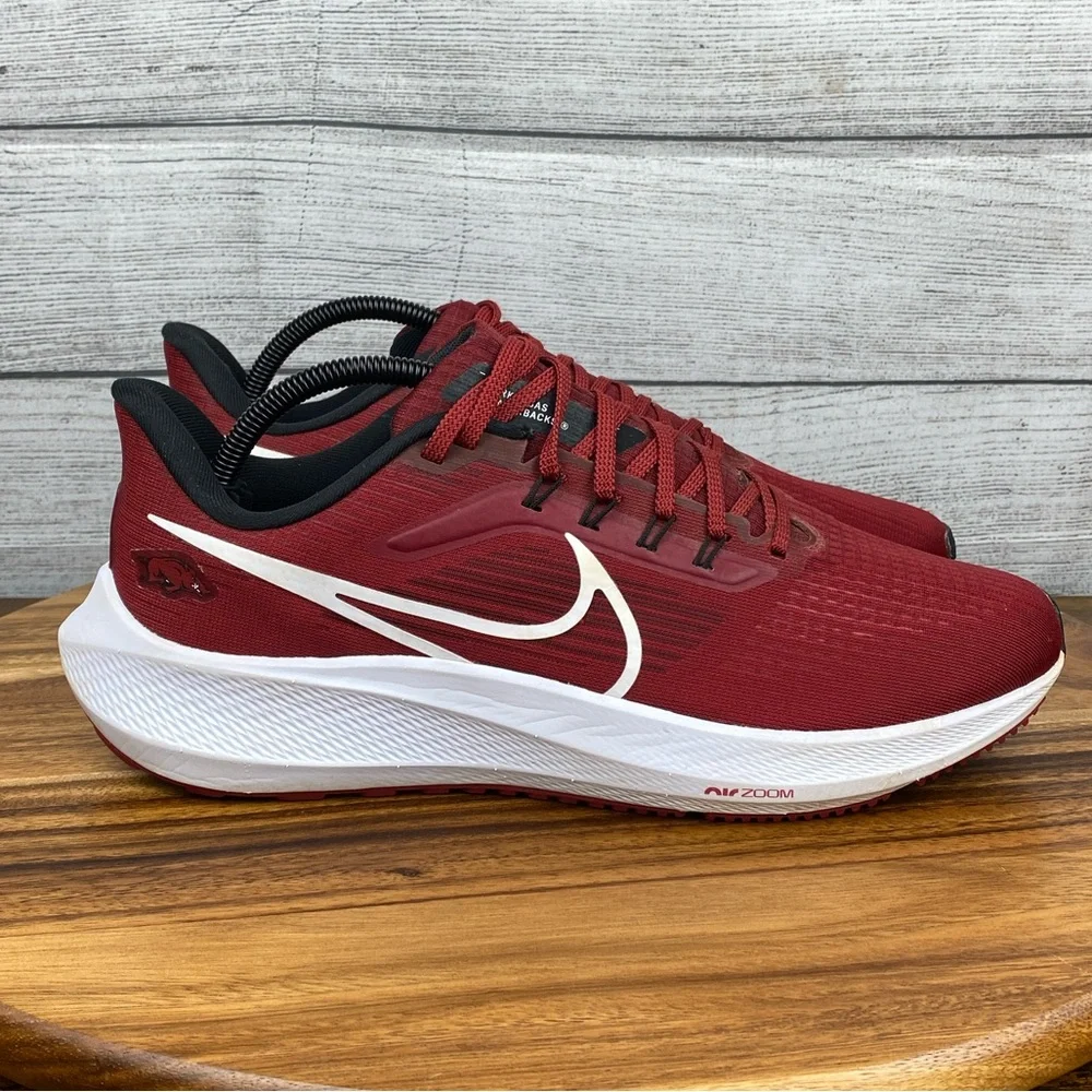 Nike Air Zoom Pegasus 39 Arkansas Razorbacks Shoe DR1989-600 Men’s Size 9.5